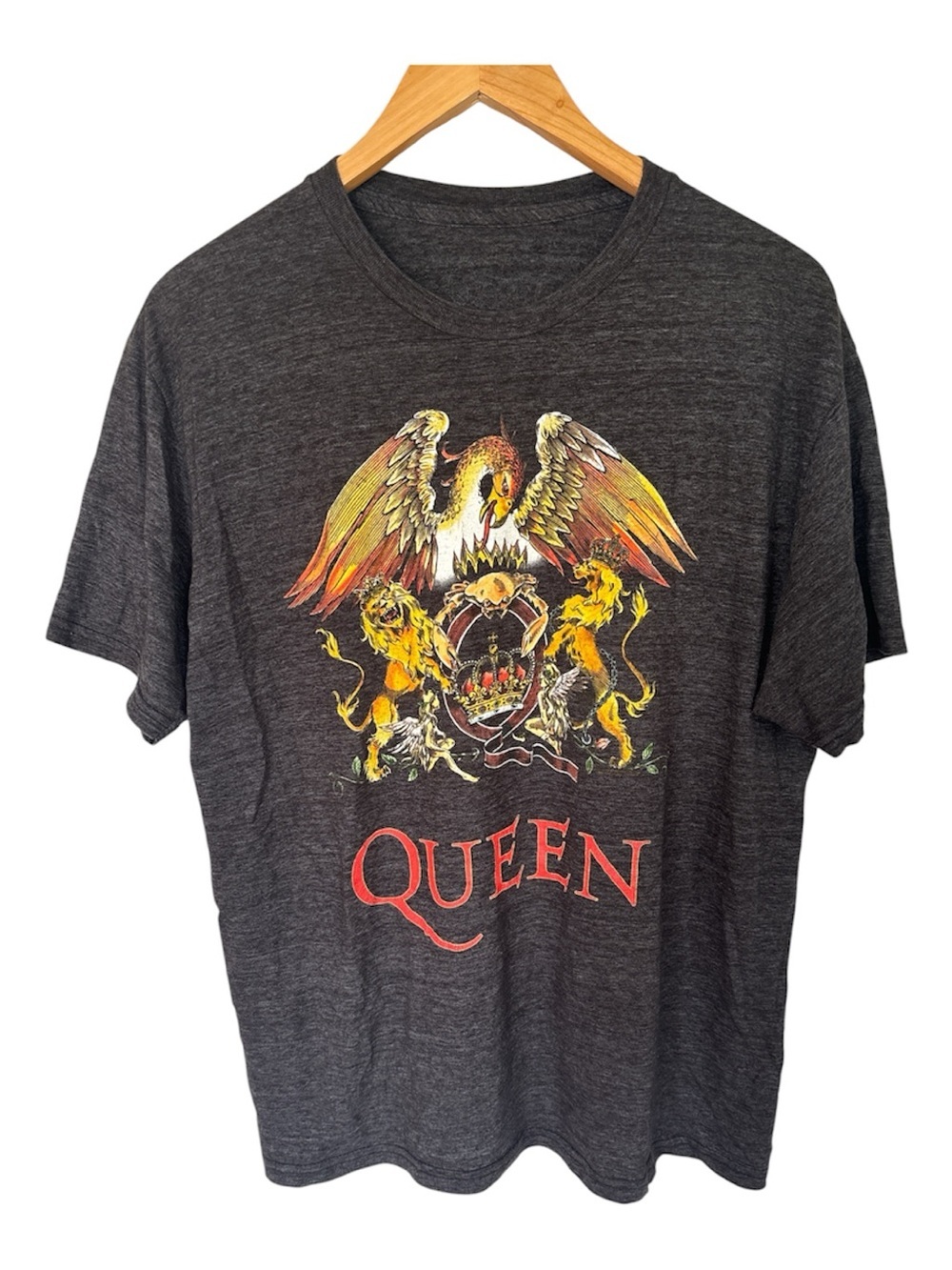 Que Charcoal Queen Graphic Crewneck Tee with Multicolor Crest